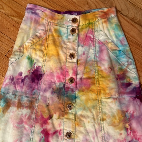 Akemi Anthropologie skirt.. says size 0 but really fits like a 2. Size small. - Picture 2 of 3